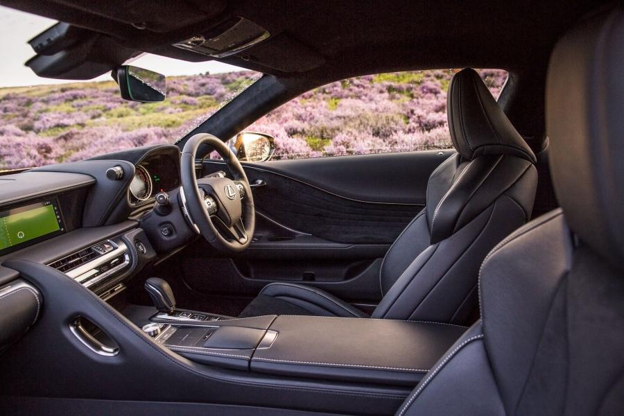 Интерьер Lexus LC500 2017 года  (UK) (фото 16 из 40)